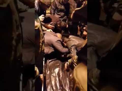 لحظة وصول جثمان الشهيد السيد مصطفى الشرع الى مطار بغداد 12 2 2017