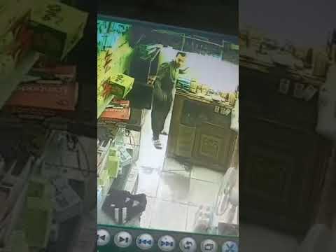 يا جماعه الواد ده حرامى وسرق الست ديه انهارده الصبح وهيا بتجرى ع عيالها