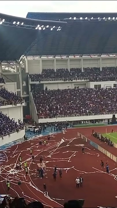 satu stadion ikut bernyanyi-Chant jangan pernah berhenti dan terus lah berlari kami disini