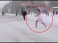 雪の中、バスタオル一枚で車に飛び込む女性が撮影される