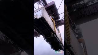 Кальмар схватил клещнями  полуприцеп