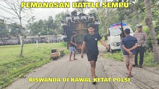 Riswanda Mahardika checks the sound of the Sempu Battle warm-up, escorted by the police.