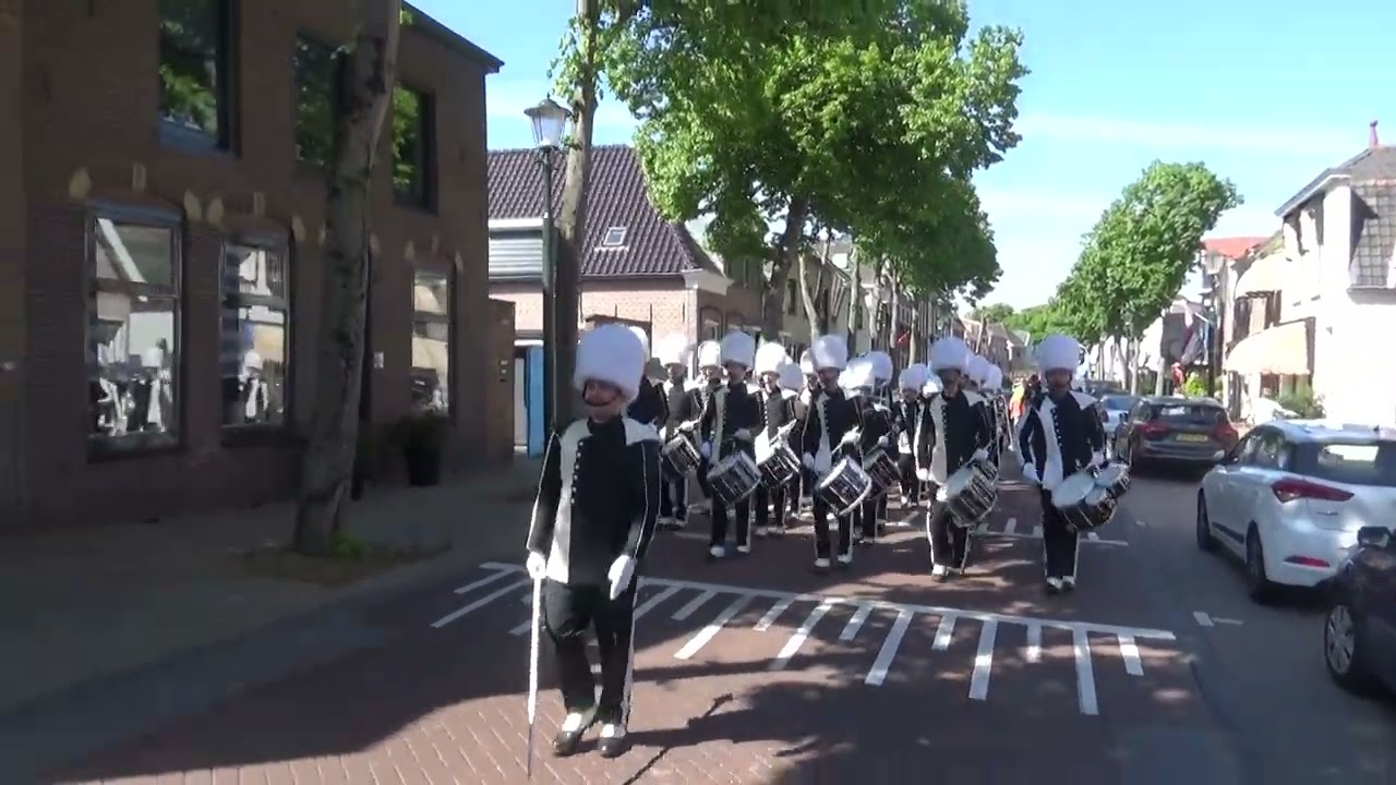 Advendo Sneek tijdens Bevrijdingsparade 2025 in Katwijk