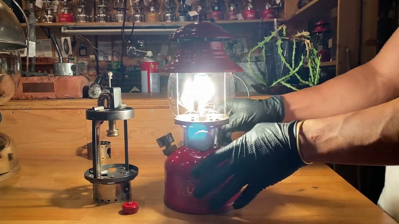 Jul.1956 Coleman 200A vintage lantern Ignition 点火動画 - YouTube