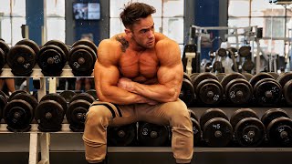 Training legs at the Mecca « gold’s gym Venice »
