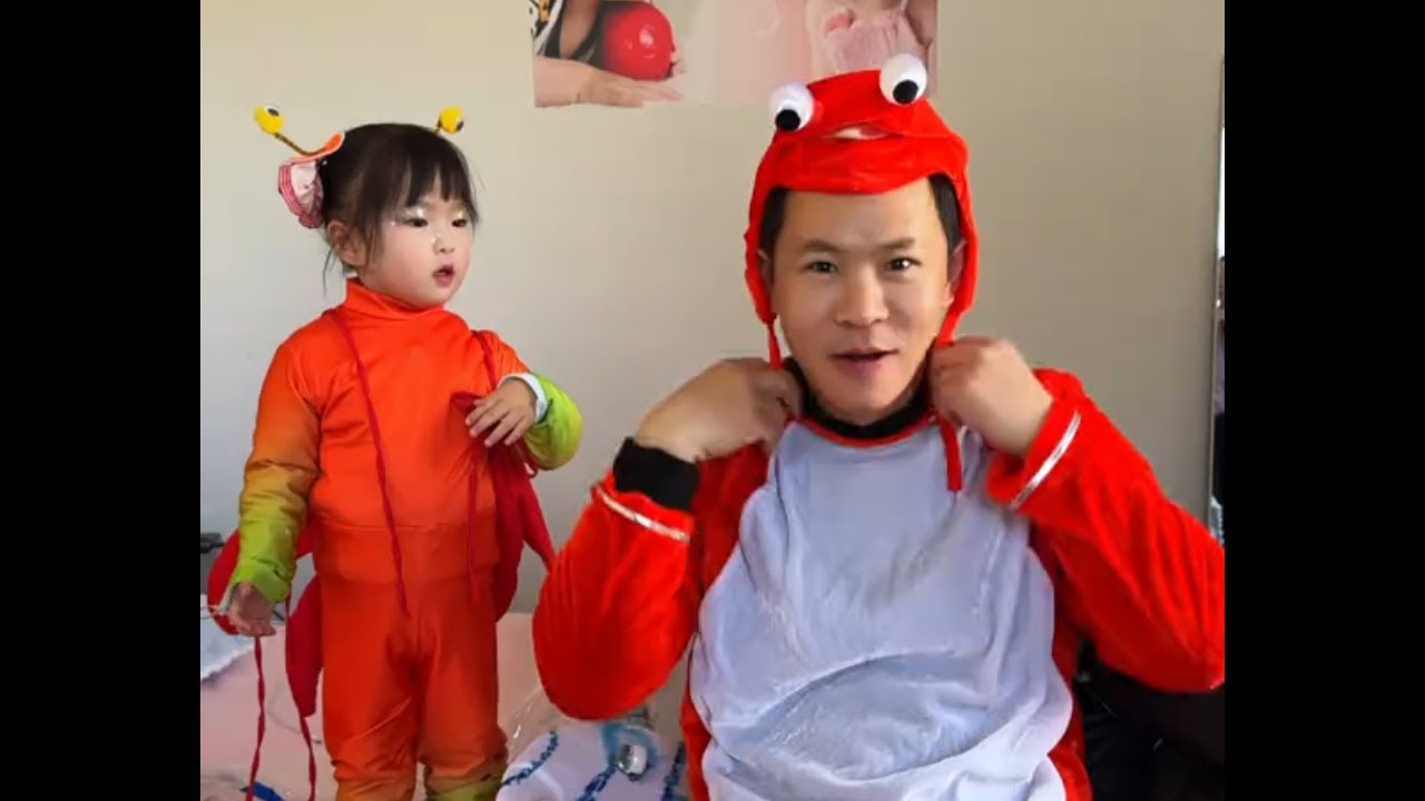 两岁半的女儿牵着爸爸的手，懵懵懂懂地完成人生第一次登台。有点紧张，有点好奇，在爸爸身边慢慢舒展自己的枝叶。未来她也许会有更多舞台，但第一次的这份勇气，永远值得珍藏。