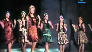 YouTube - رقصة الكرمبة-فرقة رضا-من فيلم غرام في الكرنك.flv
