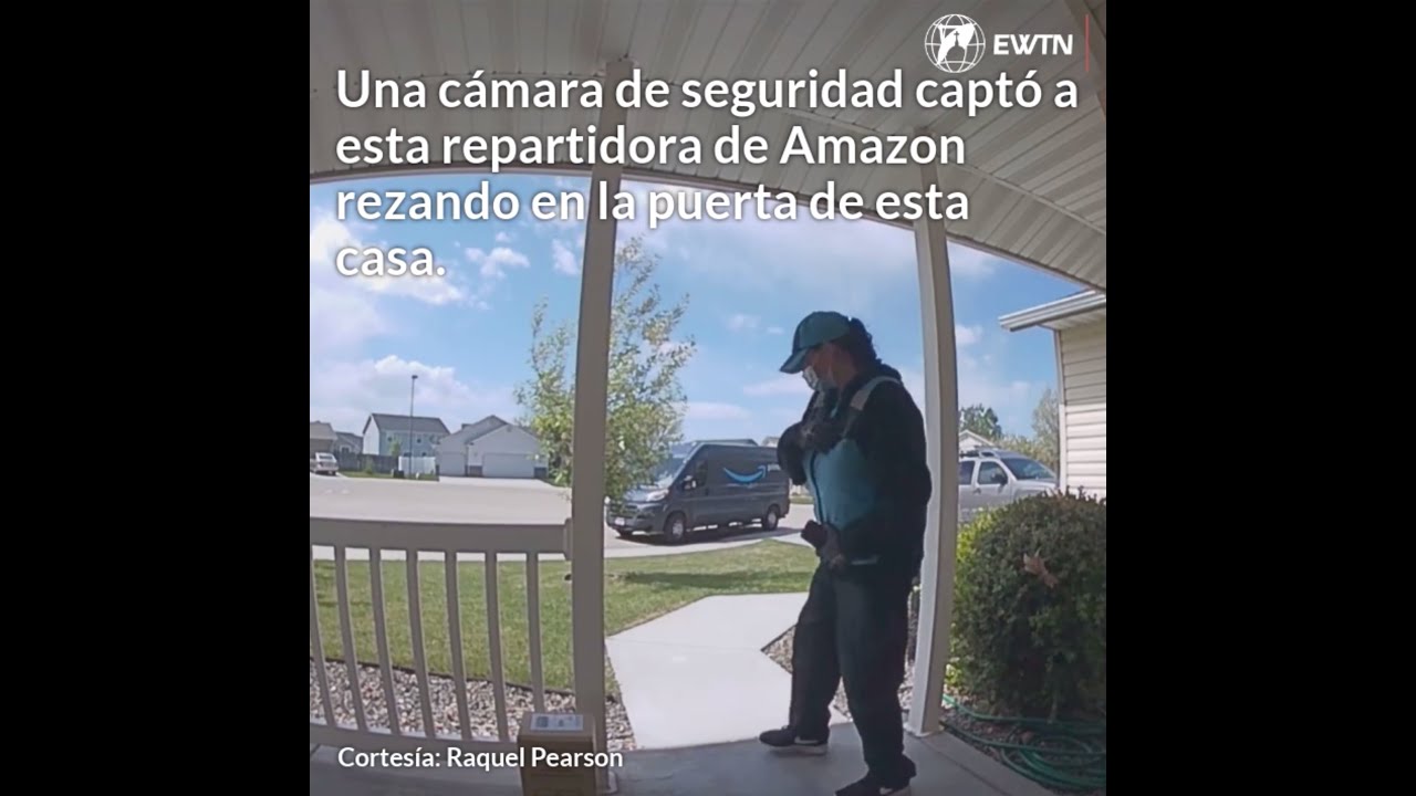 ⁣Repartidora de Amazon reza por bebe enfermo al dejar paquetes