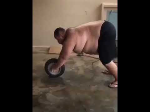 Видео мужчины качаются