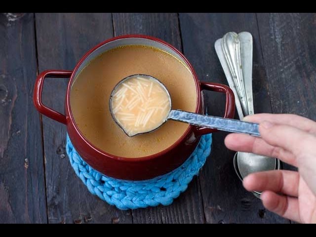 Caldo de pollo en olla express, fácil y rápido de preparar