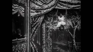 Trapeze Disrobing Act (1901) — один из первых немых фильмов со стриптизом