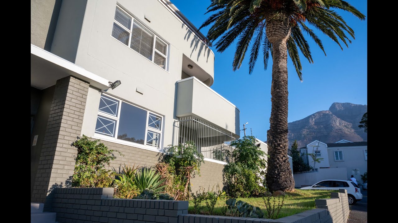 R1,450,000 Spacious Two Bedroom Art Deco Apartment for Sale In Upper