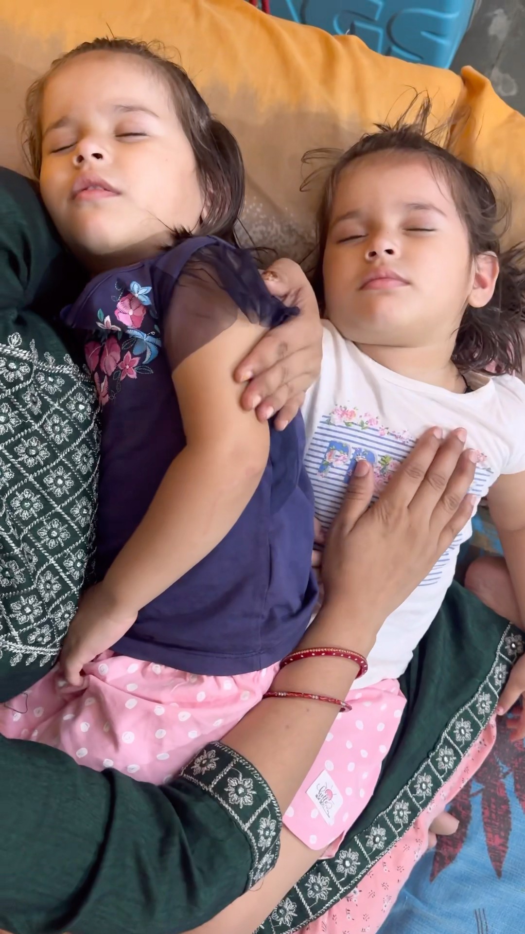 Akshita or Vedika dono ko mumma ne sath me sulaya?