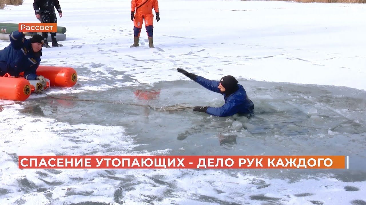 Лексус провалился под лед