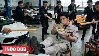 Raja naga menyamar sebagai montir miskin, tetapi terus-menerus diganggu para preman, dan akhirnya...