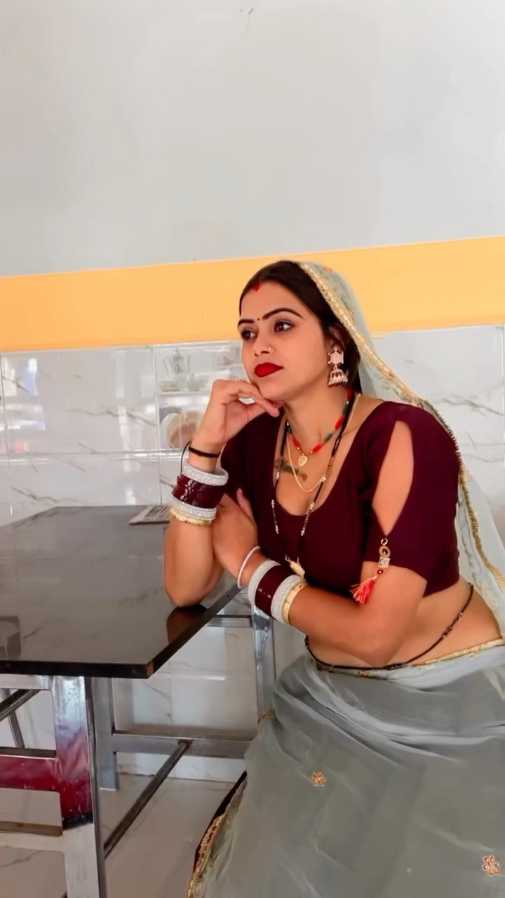डबल बेड ? पे moj करेगी #shorts #dance #meenu #trending #ytshorts