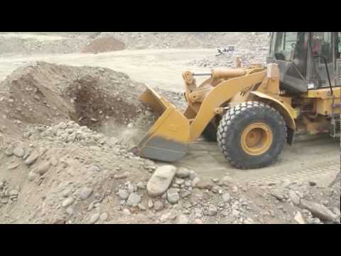 Video: Mini Tractor Con Cargador Frontal: Características De KUHN. Dimensiones Del Cargador Trasero. Características De Los Cargadores De Pellets Eléctricos De Montaje Trasero