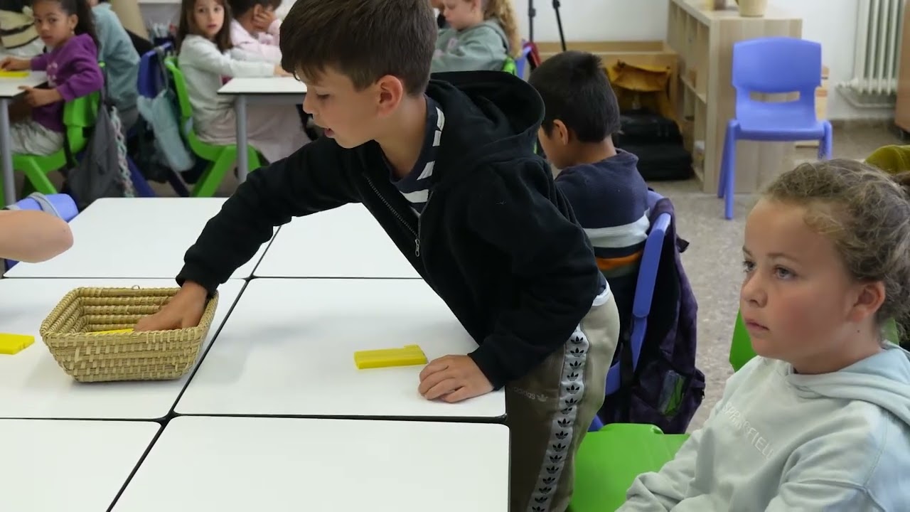 Entrem a una aula de primàra: Restem descomponent