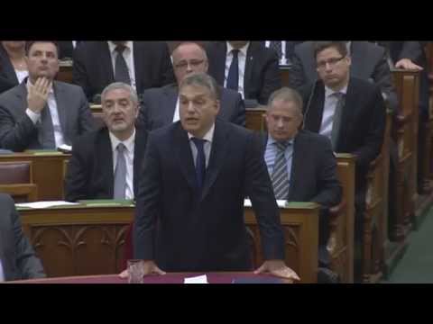A kormány fellép