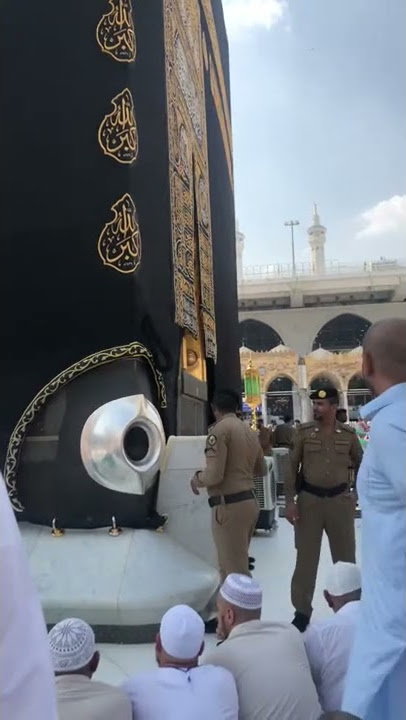 Kabe de Hacerül Esved yanında bir mucize ?? Bir müslüman görevliye teslim etti
