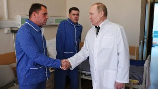 Vladimir Poutine rend visite à des soldats russes blessés en Ukraine