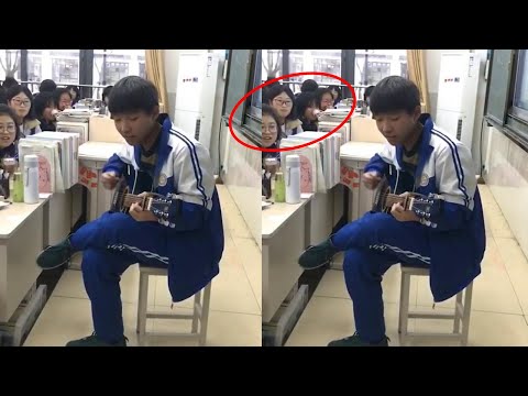 最怕班里有这样的男同学，讲台弹唱一开口迷倒下面一片女生！