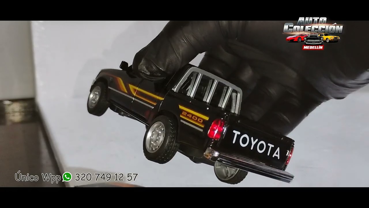 TOYOTA HILUX Escal 1 32 con la Apertura de todo y Luces Exhibición