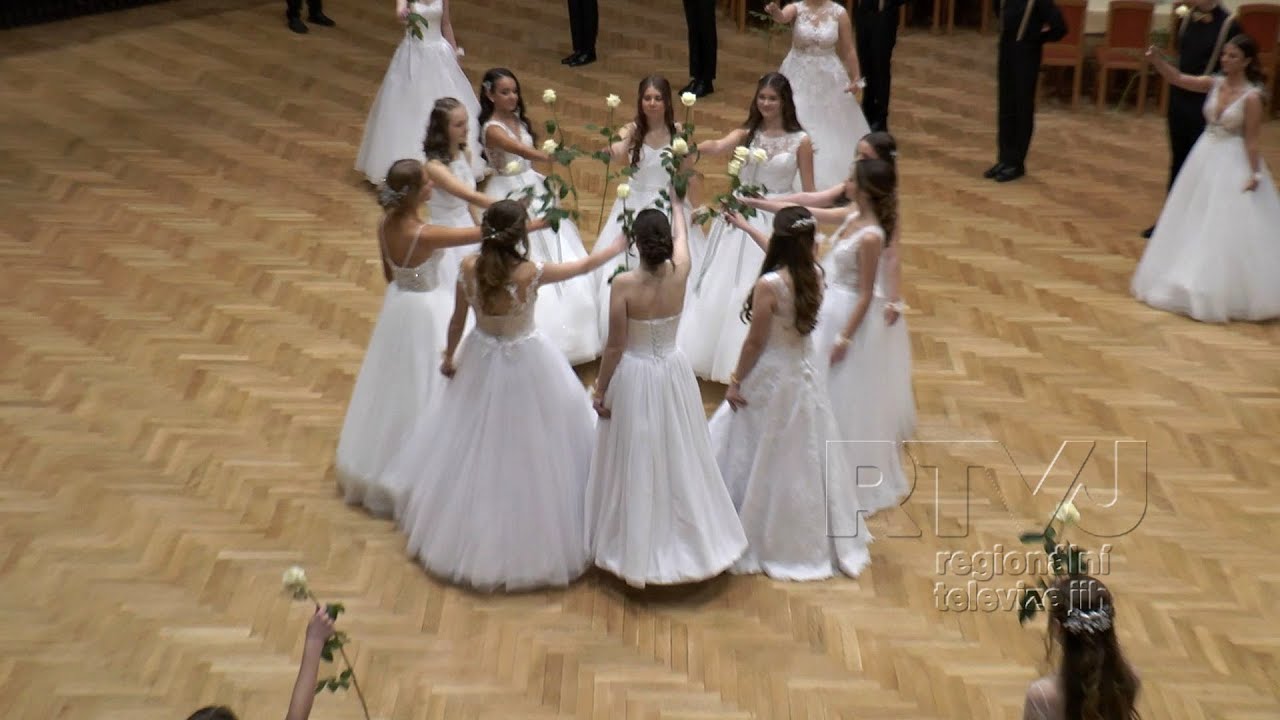 Romantický školní ples ve stylu Labutího jezera připravily Velké Bílovice