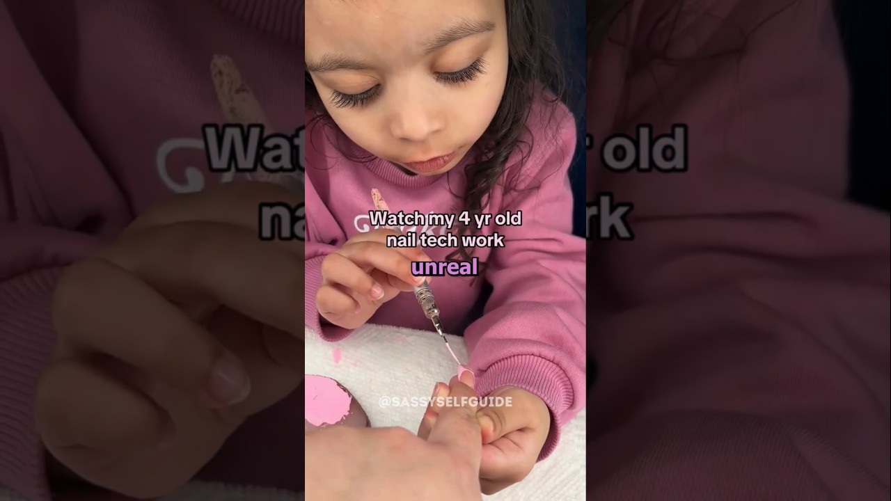 4-летняя мастер маникюра 🤯