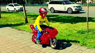 Aventuras en Moto de Den! | Historias de Motos para Niños!