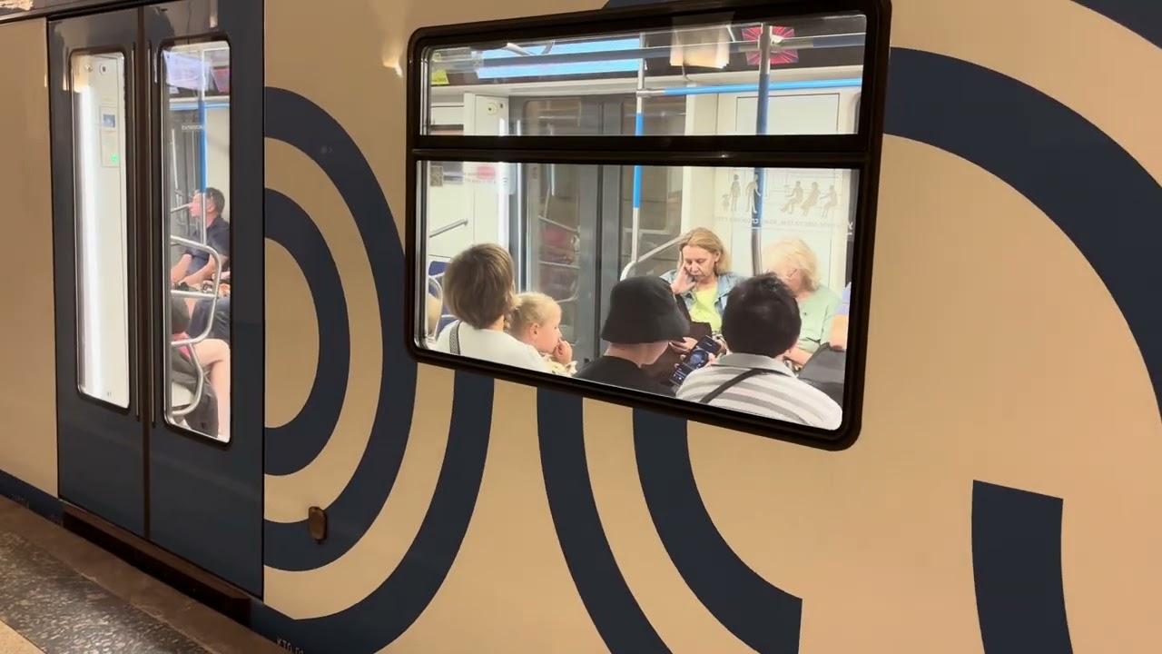 Движение поездов на станции метро Кропоткинская