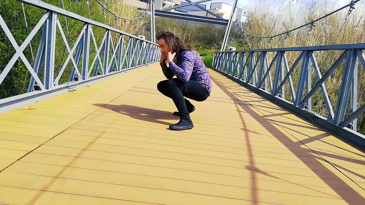 Camicia fantasia di fiori gialli e rosa su fondo blu e collo alla francese