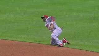 CIN@MIL: Phillips makes a diving stop to nab Halton