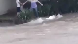 Personas y varios vehículos arrastrados tras fuertes inundaciones en Culiacán, México