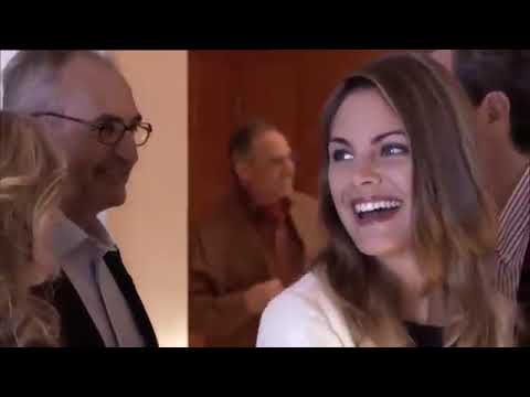 Video: Reina Letizia, Visvairāk Kritizētā Zilā Samta Kleita