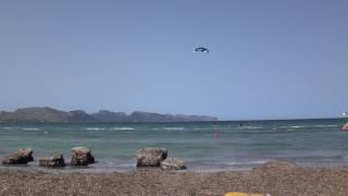 Ron cruzando con la Peak 9 kitesurfing lessons Mallorca water action