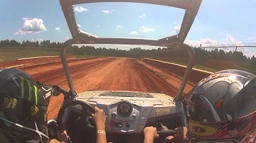 Polaris RZR XP900 Smokes Can-am Commander In a Drag Race