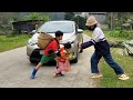 Help the kind shop owner work rescue a child in danger on the road  bacwanderingboy