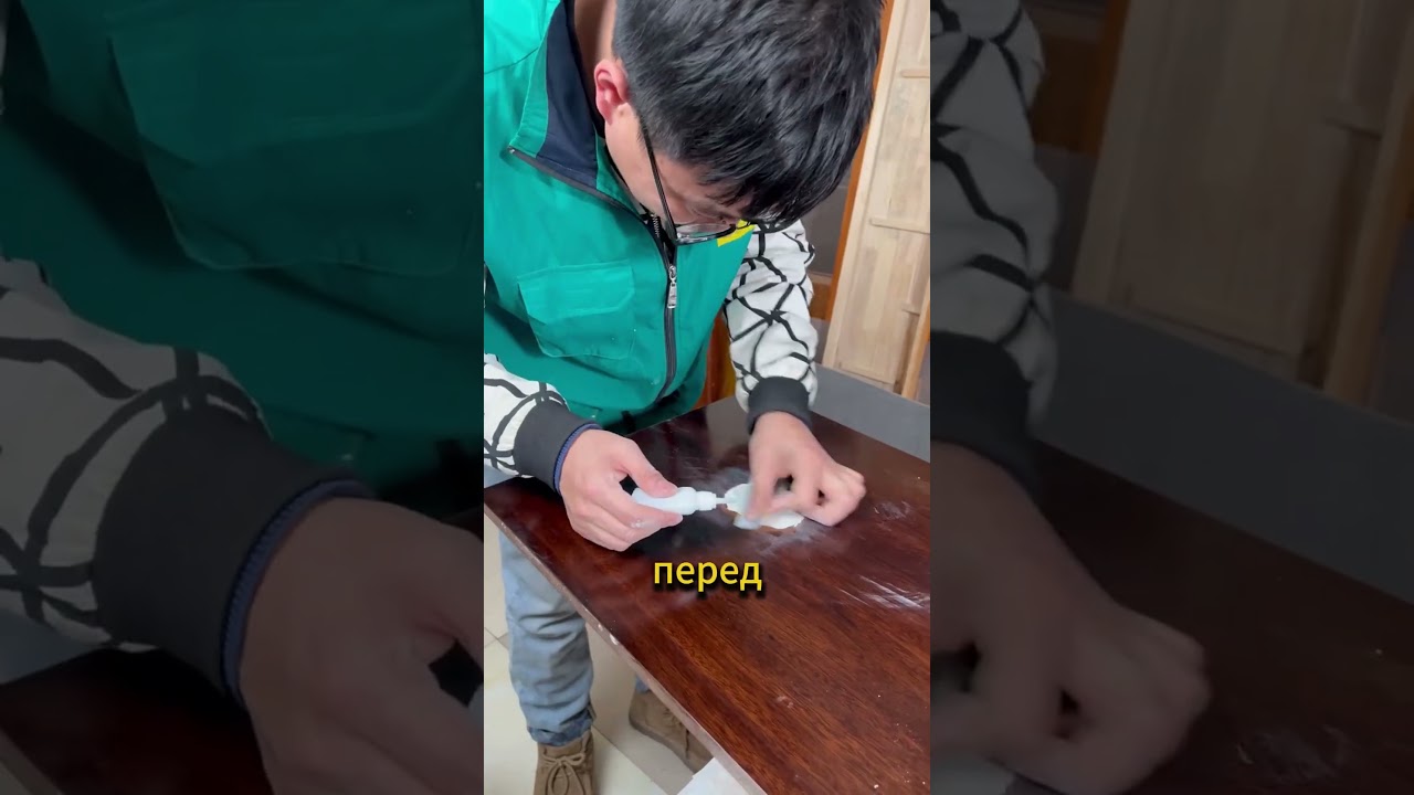 Он починил огромную дырку в столе из дерева полностью своими руками и подручными средствами