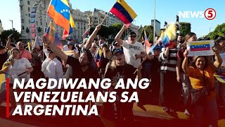Download Lagu Venezuelans, nagdiwang sa Buenos Aires matapos ang pagkakadakip kay Pres. Nicolás Maduro. MP3