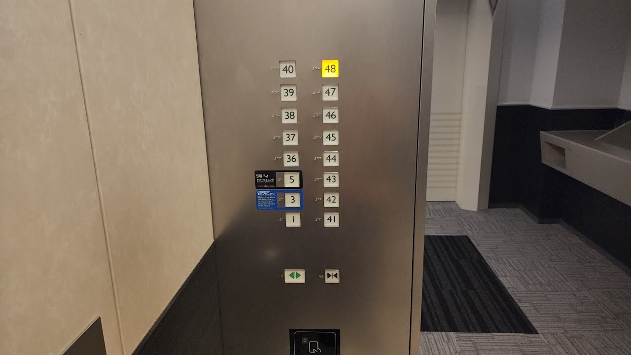 Самые высокие офисные лифты Mitsubishi Traction в небоскребе Yokohama Landmark Tower в Йокогаме, ...