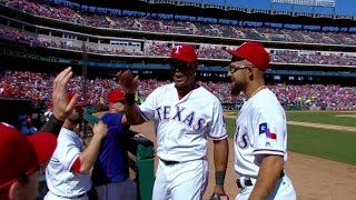 TB@TEX: Beltre gets applause while leaving the field
