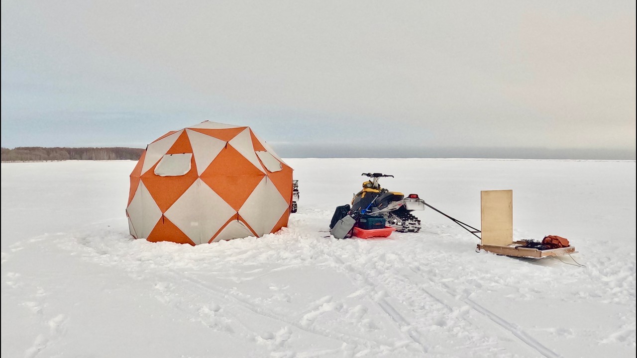 誰もいない湖の真ん中でワカサギを狙ってきたよ！