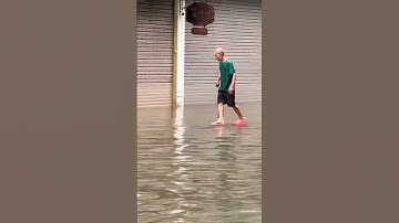 Sáng chế độc đáo “lội nước lũ dạo phố bằng ghế nhựa” | Tinh Hoa TV