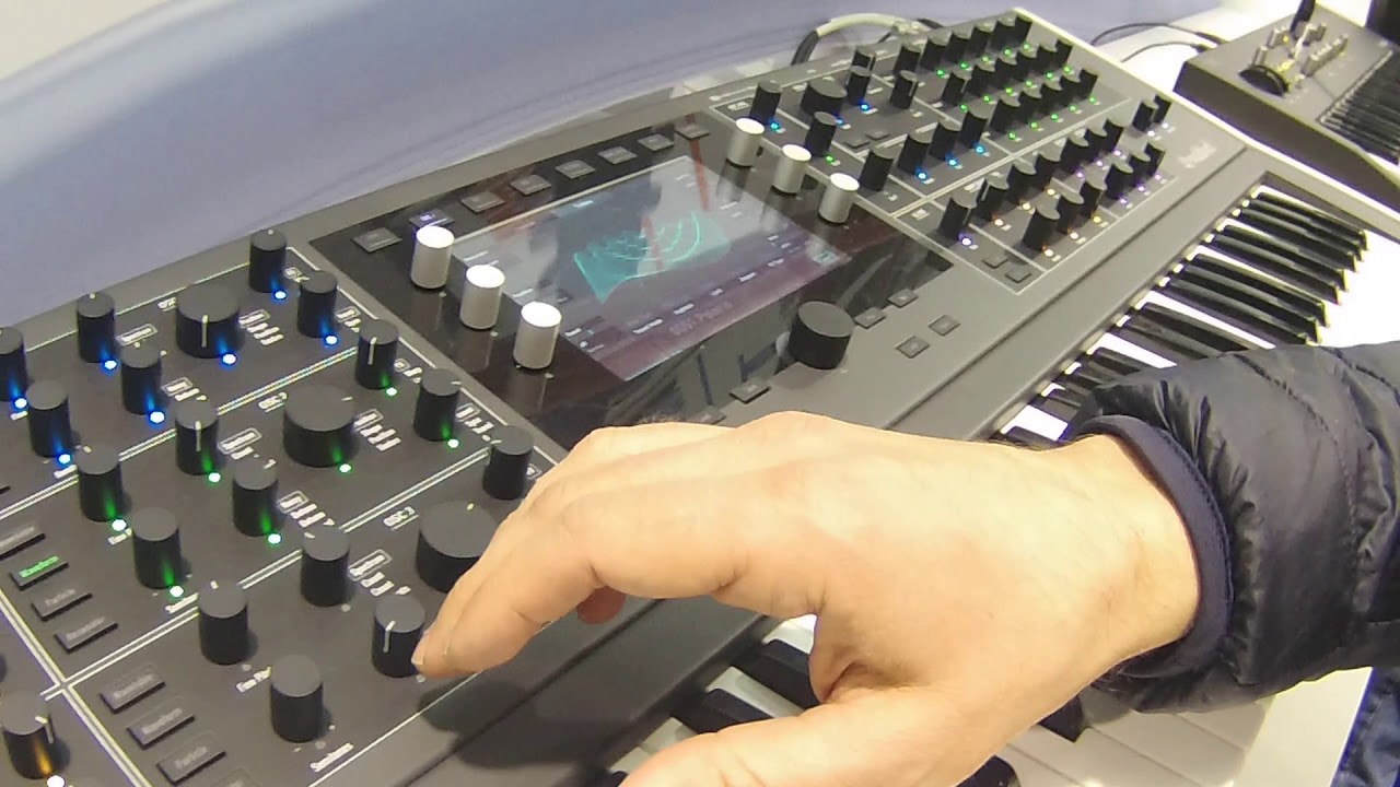 NAMM 2018 Waldorf Quantum 8 Voice Hybrid Synthesizer - YouTube