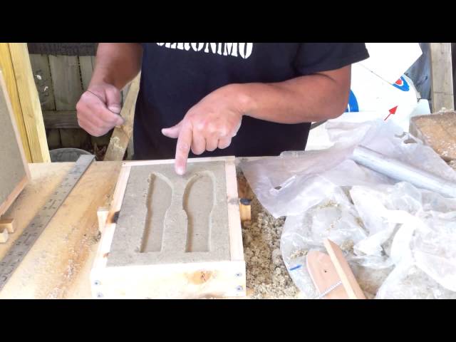Sand casting demo... Making a practice knife with sand casting