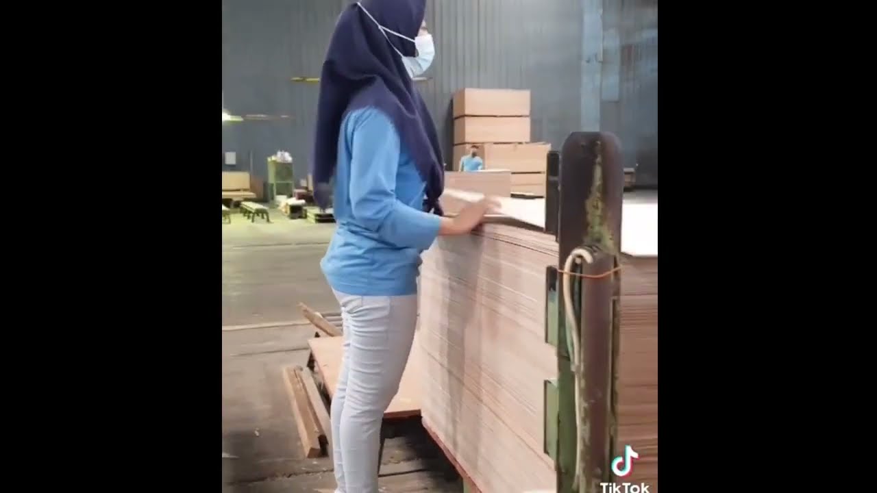 BERANGKAT PAGI-PAGI PULANG LARUT MALAM KERJA DI PABRIK/KILANG PLYWOOD
