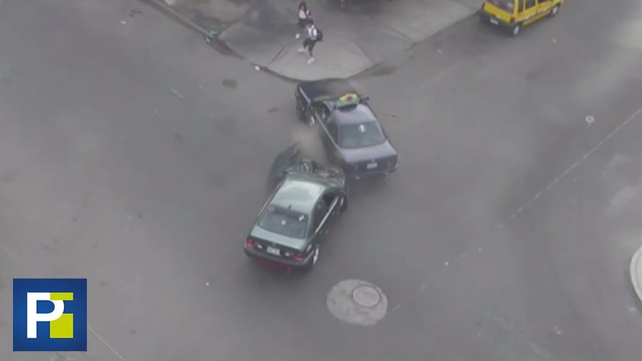 Taxi pierde el control y embiste a dos niños que esperaban en una acera en Perú - YouTube