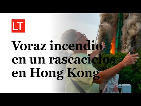 Voraz incendio en un rascacielos en Hong Kong