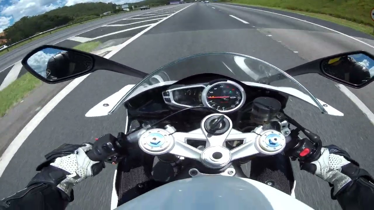 Daytona 675r acelerando na Anhanguera, com a zx6r 636.
